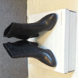 NWT Calvin Klein Jeans black mallie leather ankle boots Sz 6